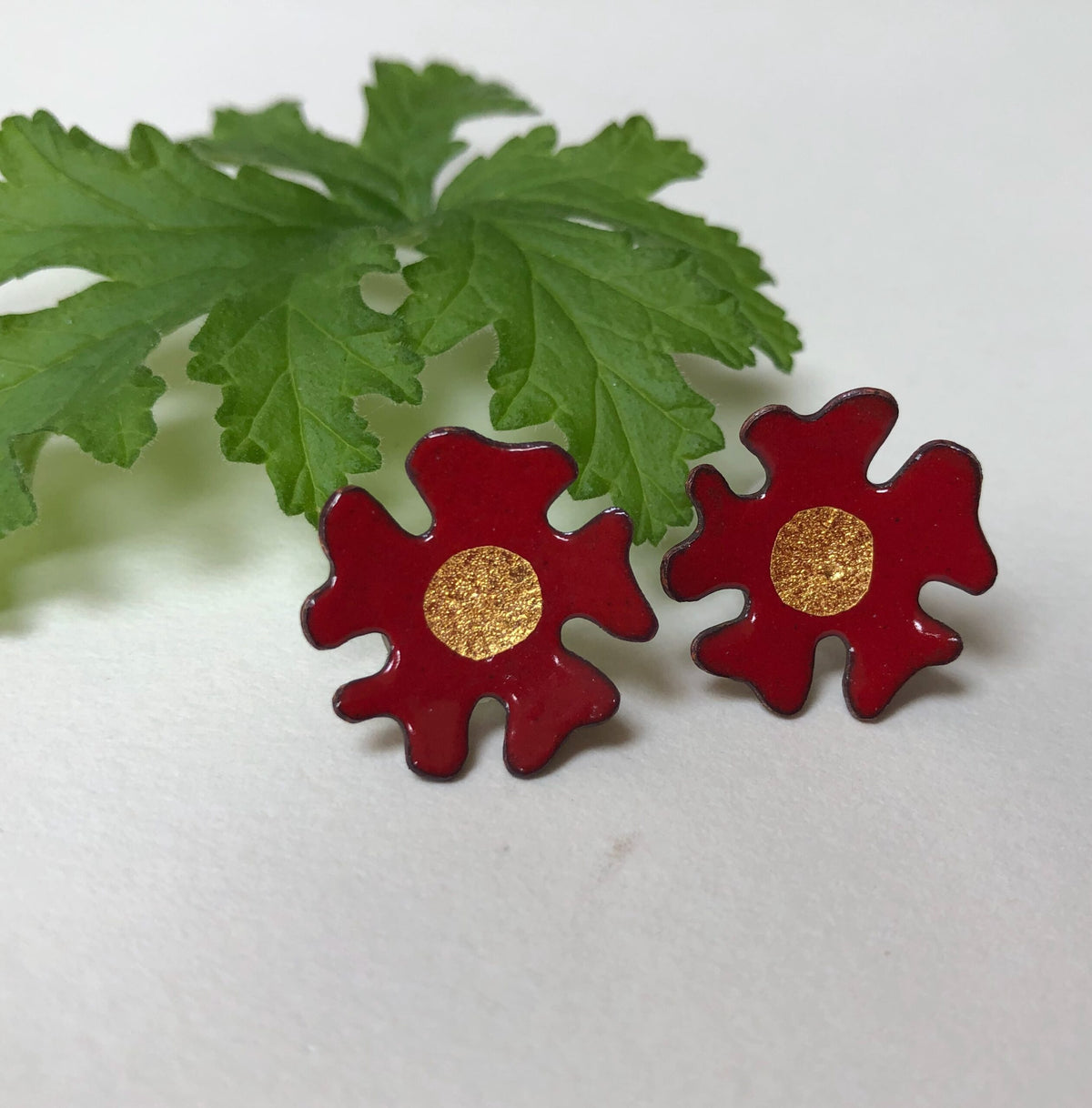Enamel flowers studs - red