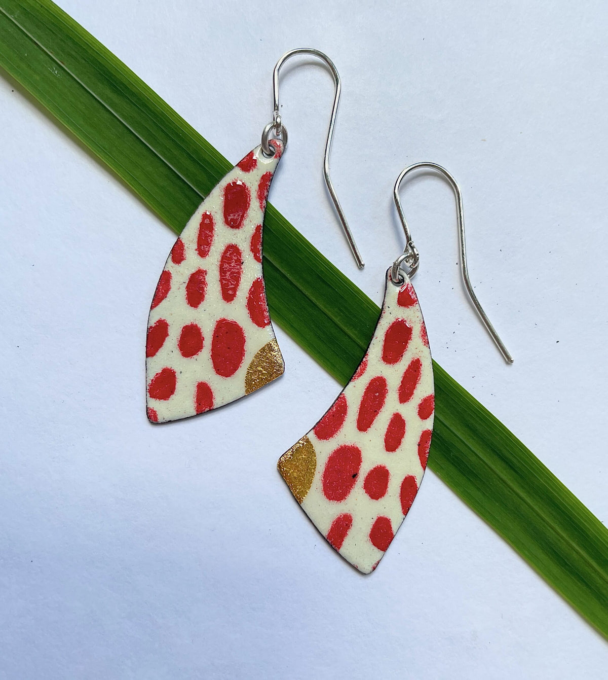 Enamel curved spotty earrings - red