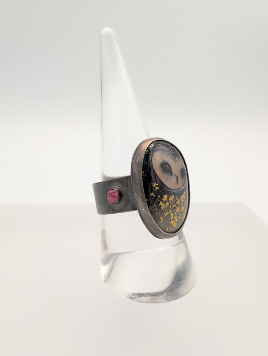 Enamel owl ring with spinel