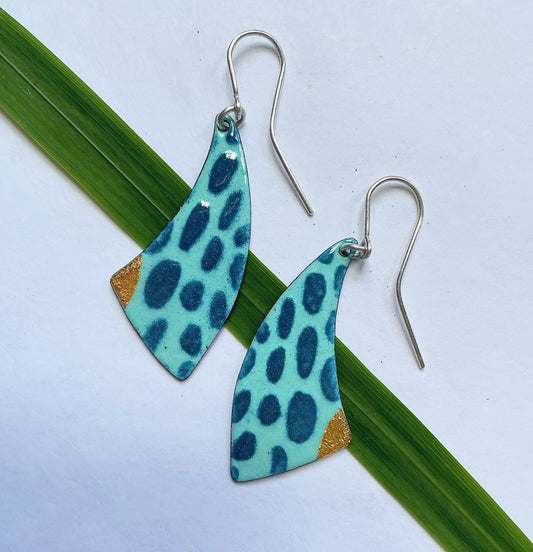 Enamel curved spotty earrings - blue