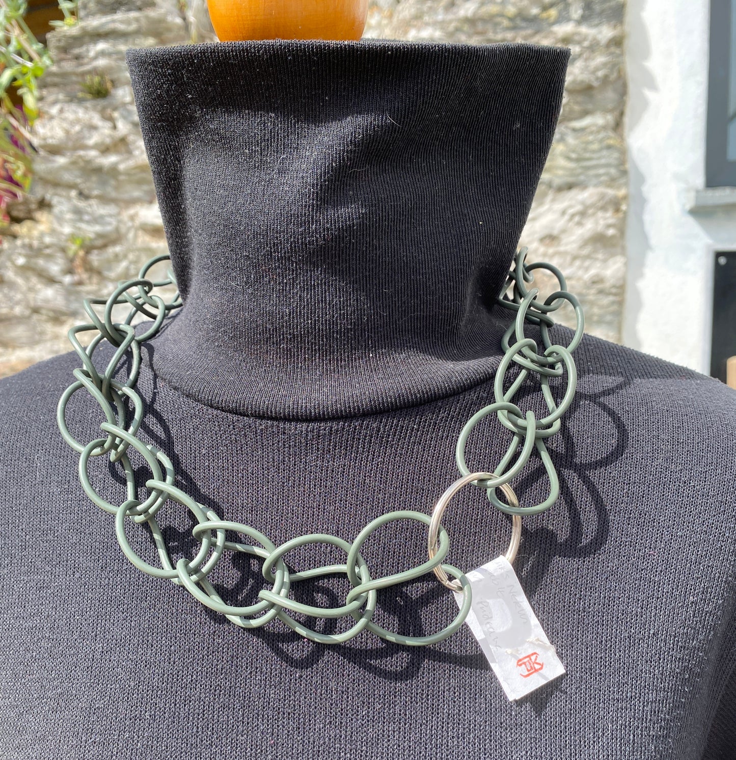 Matt Olive Green Neklis