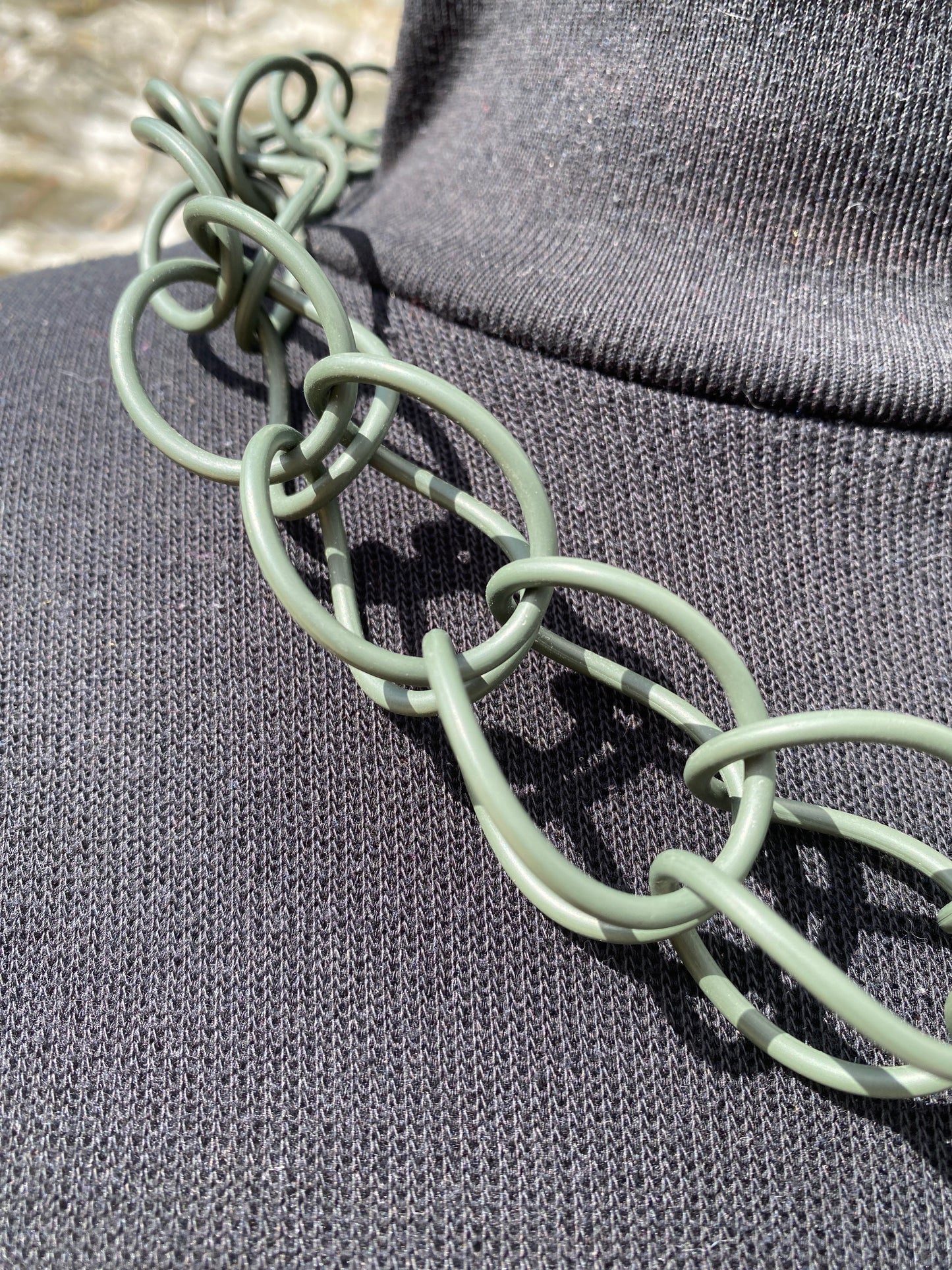 Matt Olive Green Neklis