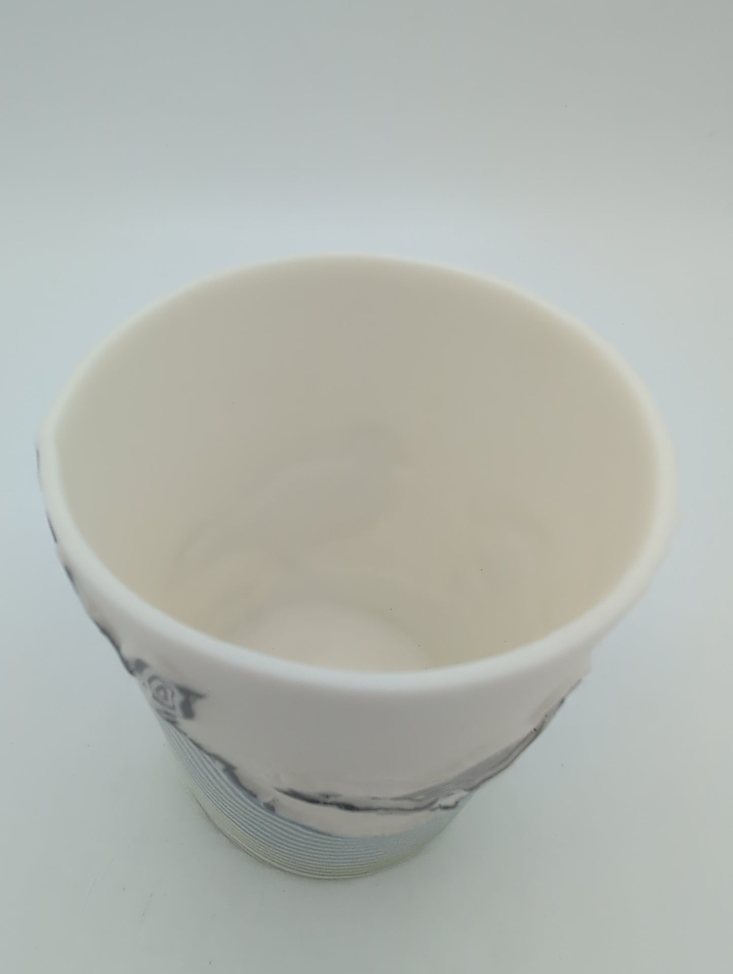 Porcelain beaker coloured lines bird